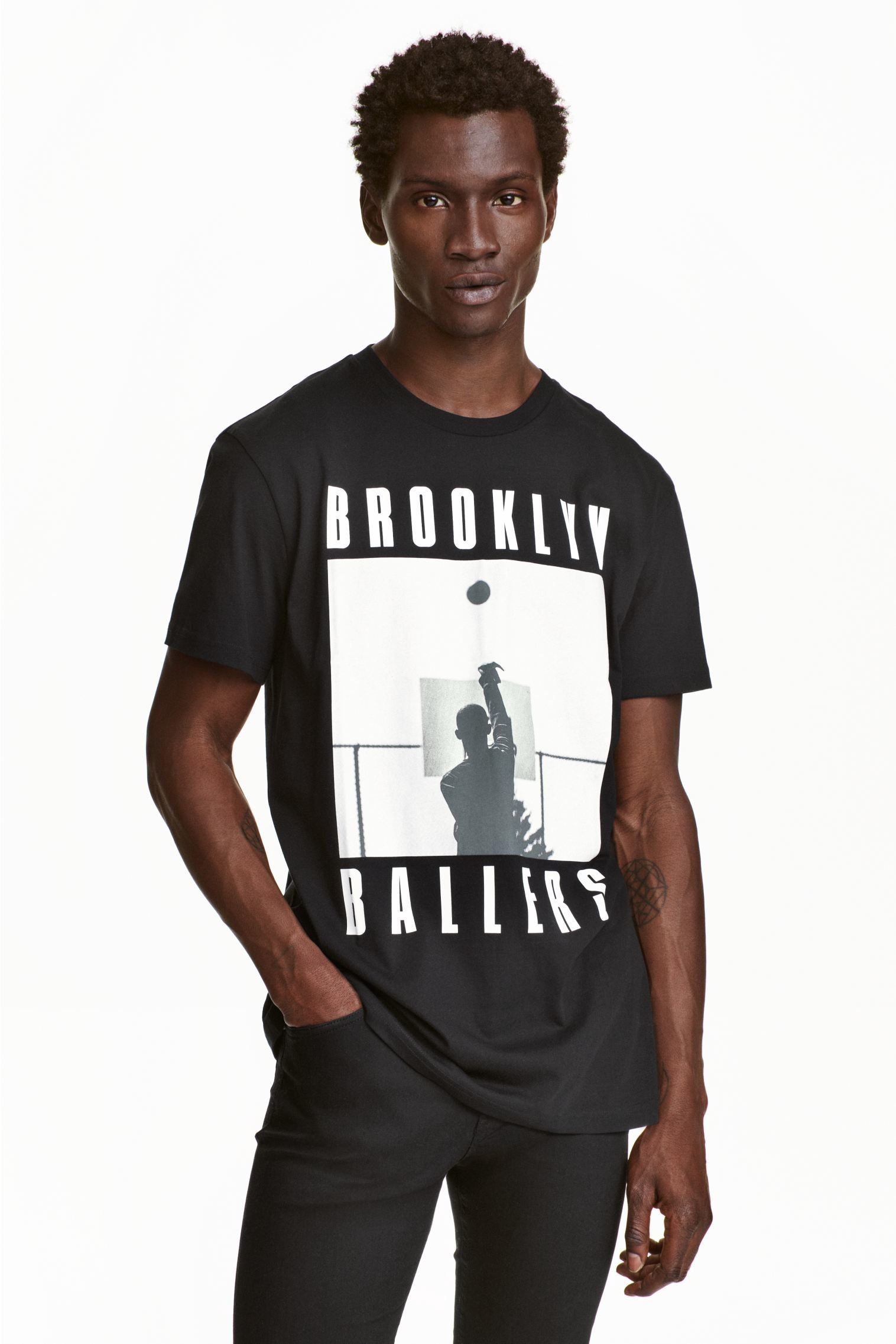 

Футболка H&M 4161514 S черная с принтом